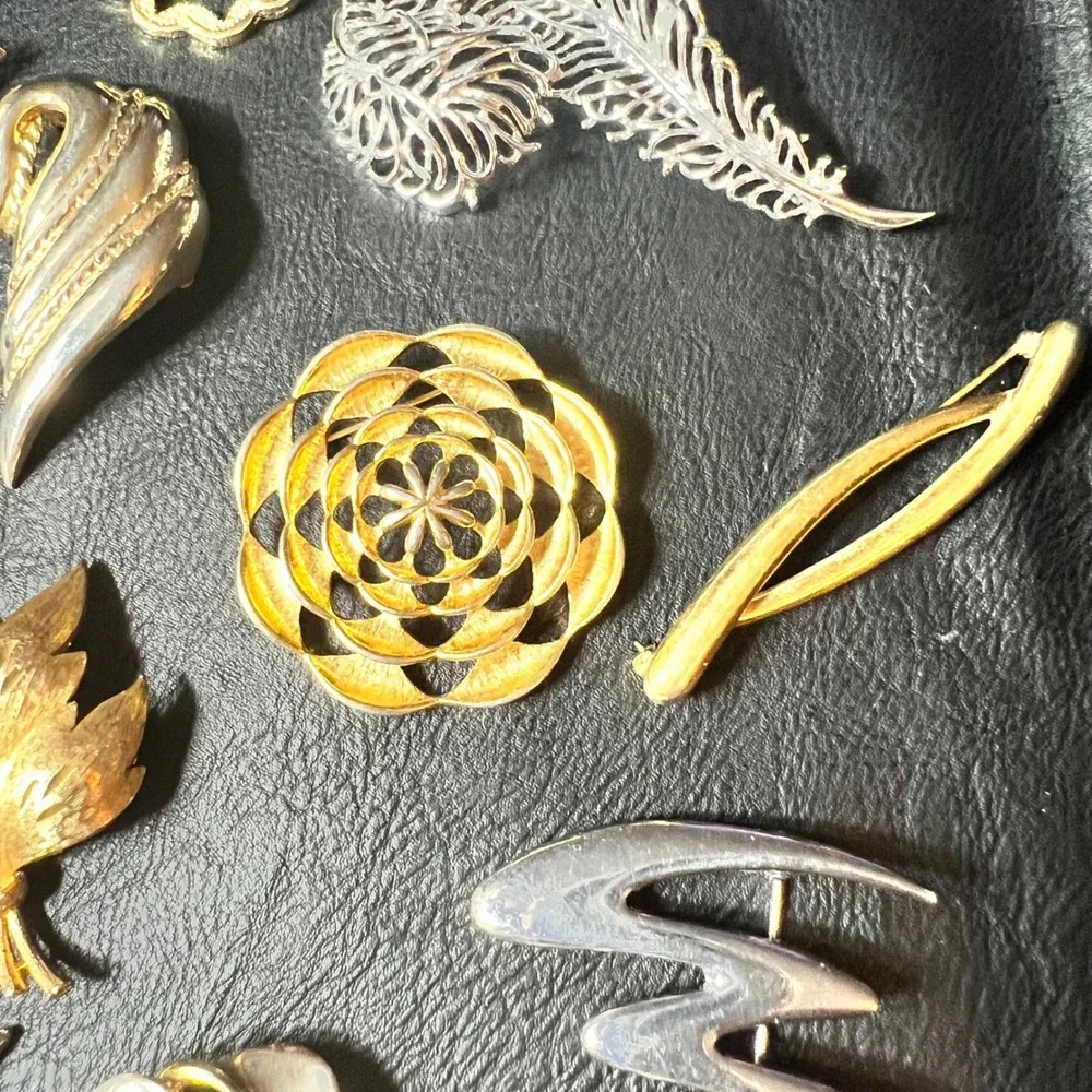 Vintage Brooch Lot 16pc Gold Silver Tone Leaf Floral Geometric Mixed Size 90s